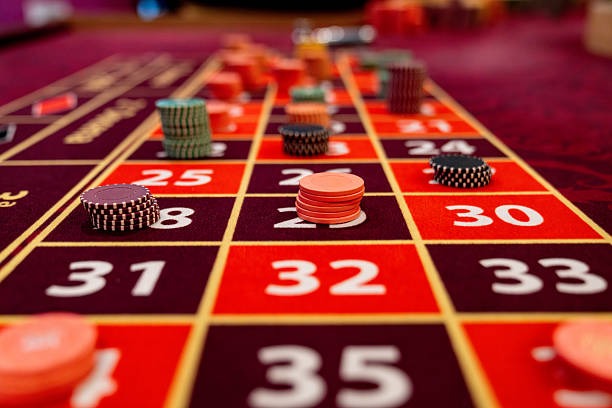 Side-by-side comparison of hulk138 app on Android phone and iOS tablet showing live roulette table