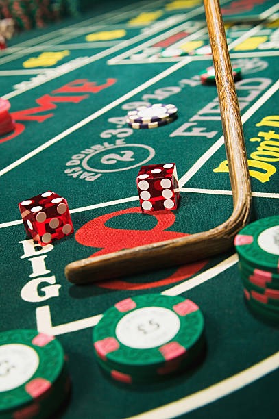 Live dealer at VCT blackjack table on hulk138